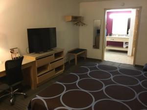 TV o dispositivi per l'intrattenimento presso Super 8 by Wyndham City of Moore
