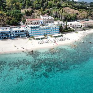 vista aerea su un resort e su una spiaggia di San Domenico Hotel a Soverato Marina