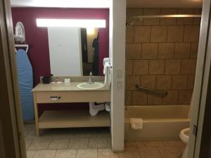 Bagno di Super 8 by Wyndham City of Moore