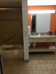 Bagno di Super 8 by Wyndham City of Moore