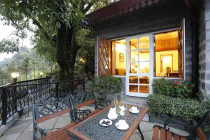 Balkón nebo terasa v ubytování The Naini Retreat, Nainital by Leisure Hotels