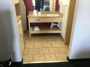 Bagno di Super 8 by Wyndham City of Moore