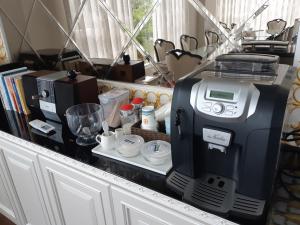 Moly Homestay في جياوكسي: وجود آلة لصنع القهوة في الأعلى على منضدة