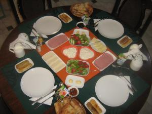einen Tisch mit weißen Tellern und Essen drauf in der Unterkunft Boutique Hotel Avlabar in Tbilisi City