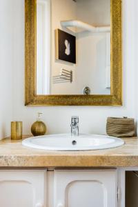 ローマにあるAndreasuite Trastevereのバスルーム(白い洗面台、鏡付)