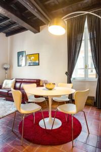 ローマにあるAndreasuite Trastevereのリビングルーム(テーブル、椅子付)