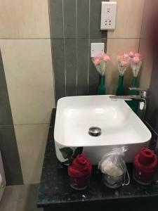 Bilik mandi di C-elena Suite