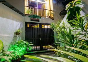 una porta d'ingresso di una casa con piante di The Park House a Città di Malé