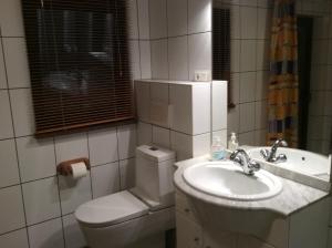 Ένα μπάνιο στο Bungalow unterm Walnussbaum Dorfstr.96