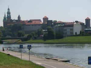 un río frente a una ciudad con edificios y edificios en Salwator Apartments, en Cracovia