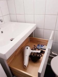 - un lavabo dans un tiroir en bois sous un lavabo dans la salle de bains dans l'établissement 57 Kauppakatu, à Varkaus