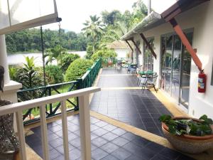 Serenity Lakeside Resort的阳台或露台