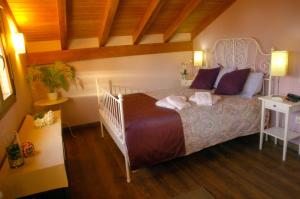 ein Schlafzimmer mit einem großen Bett in einem Zimmer in der Unterkunft La Casita de Adanero in Adanero