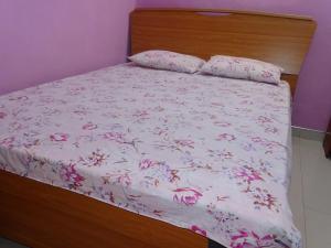 Кровать или кровати в номере Manjula Luxury Apartment