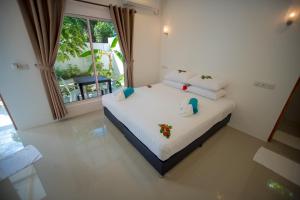 um quarto com uma cama branca com decorações de Natal em Lagoon Villa Thoddoo em Thoddoo