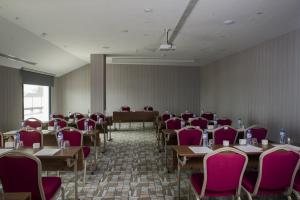 The business area and/or conference room at Ramada by Wyndham Sakarya Hendek