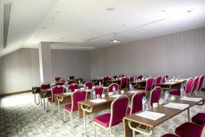 The business area and/or conference room at Ramada by Wyndham Sakarya Hendek