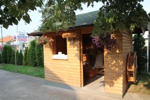 un pequeño edificio de madera con un lavabo. en Hotel MK, Plavi restoran, Loznica, en Loznica
