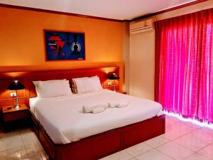 Säng eller sängar i ett rum på Baantonkhaokata Hotel