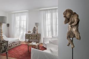 a living room with a statue of a bear on the wall at L'Hôtel Particulier in Arles