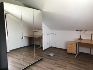 a room with a glass partition and a desk at Ferienwohnung Eimeldingen in Eimeldingen