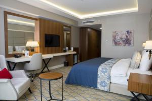 A bed or beds in a room at Ramada by Wyndham Sakarya Hendek