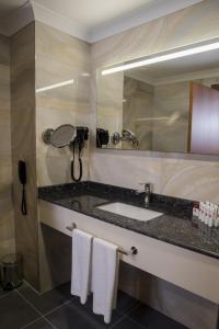 A bathroom at Ramada by Wyndham Sakarya Hendek