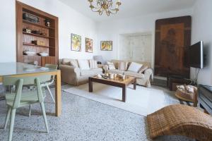 A television and/or entertainment centre at Casa Rural La Higuera Mayor