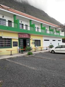 un edificio con un coche aparcado delante de él en Apartamentos Las Casitas en Frontera