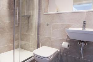 une salle de bains avec douche, toilettes et lavabo dans l'établissement Stones Throw, à Newquay 9 autres photos