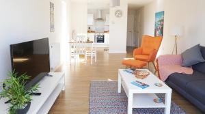 un salon avec un canapé et une table dans l'établissement Stones Throw, à Newquay