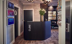 De lobby of receptie bij Singel Hotel Amsterdam