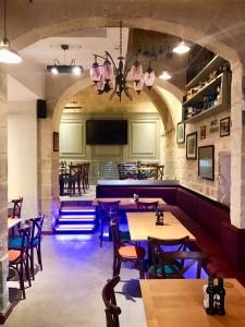 um restaurante com mesas e cadeiras e um bar em Luciano Valletta Boutique em Valletta