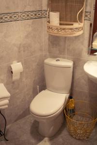 エスカライにあるCasa Choperaのバスルーム(トイレ、洗面台付)