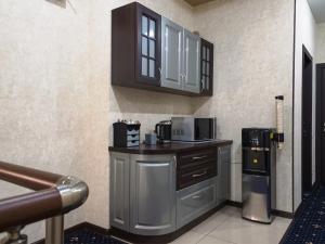 eine Küche mit einer Theke mit einer Mikrowelle und einer Kaffeemaschine in der Unterkunft ArcadiaSky in Odessa