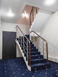 un escalier dans un bâtiment avec une porte noire dans l'établissement ArcadiaSky, à Odessa