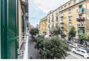 vista su una strada della città da un edificio di Museum Luxury Suites a Napoli