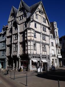 een groot gebouw met mensen die ervoor staan bij LE BEAU REPAIRE, chambres d'hôtes, quartier historique, 1 à 3 chambres, étage indépendant in Angers