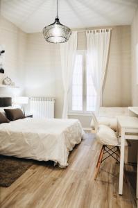 1 dormitorio con cama, escritorio y silla en Garden Vittoria en Cremona