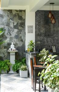 Un jardín fuera de L&D Stay Inn