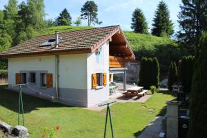 une petite maison sur une colline avec une cour dans l'établissement châlet, à Ferdrupt