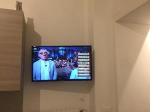 telewizor z płaskim ekranem wiszący na ścianie w obiekcie Giotto 25 w Turynie