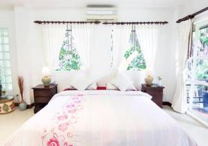 1 dormitorio con 1 cama grande y cortinas blancas en Banyan House Samui bed and breakfast (Adult Only), en Chaweng