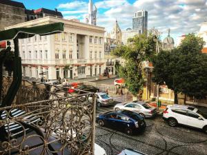 Hostel in Batumi في باتومي: مجموعة من السيارات تقف في شارع المدينة