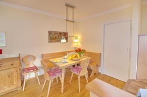 a kitchen and dining room with a table and chairs at Rubihorn in Fischen