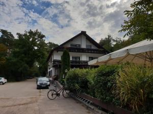 Dudenhofen的住宿－Ganerb，停在房子前面的自行车