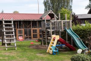 um parque infantil com escorrega e uma escada em Ferienwohnung Zetzl em Waidhaus