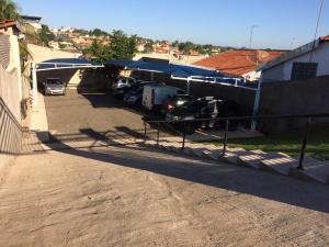 a group of cars parked in a parking lot at Flor Que Ri - Flats Mobiliados na Melhor Localização in Olímpia