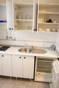 A kitchen or kitchenette at Apartamentos Catalina Park