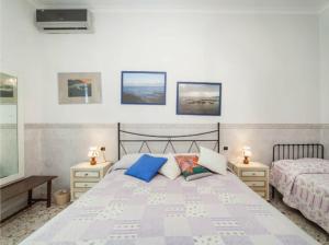 ナポリにあるCasa Mia Vacanze Napoliのベッドルーム1室(ベッド2台、ナイトスタンド2台付)
